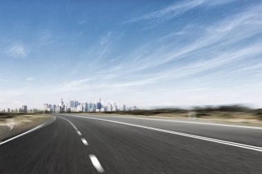 cityscape suya yakın olan boş yol