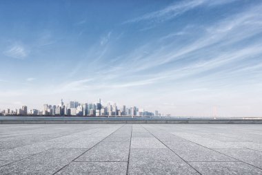 cityscape suyla yakınındaki boş mermer zemin 