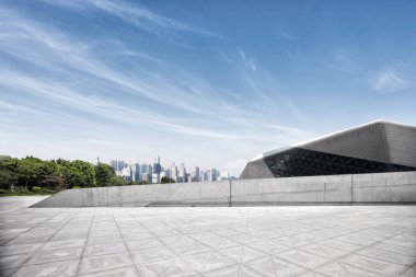 cityscape suyla yakınındaki boş mermer zemin 