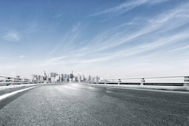 cityscape suya yakın olan boş yol