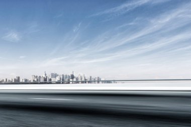 cityscape suya yakın olan boş yol
