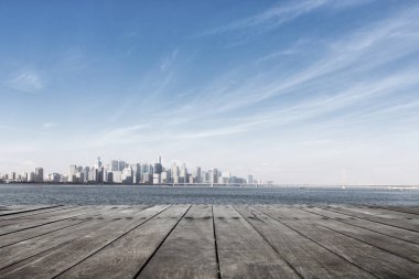 Hangzhou cityscape suya yakın ile ahşap zemin