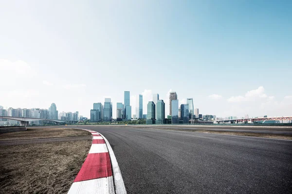 Empty road with cityscape of Chongqing — Stock Photo, Image