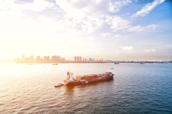 Спокойное море с контейнерным судном с солнечным лучом — стоковое фото