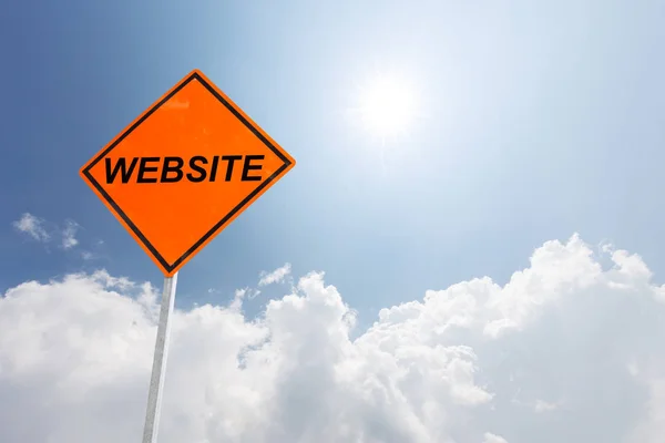 橙色菱形标志与网站反对蓝色晴朗的天空 — 图库照片