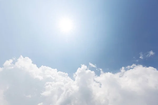 Cielo azul de nubes con sol —  Fotos de Stock