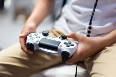 küçük Çinli çocuk S ve T sergide Vr ile oyun oynuyor