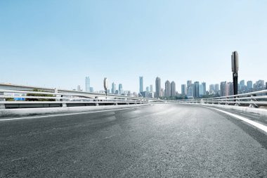 Boş yol ve Chongqing cityscape