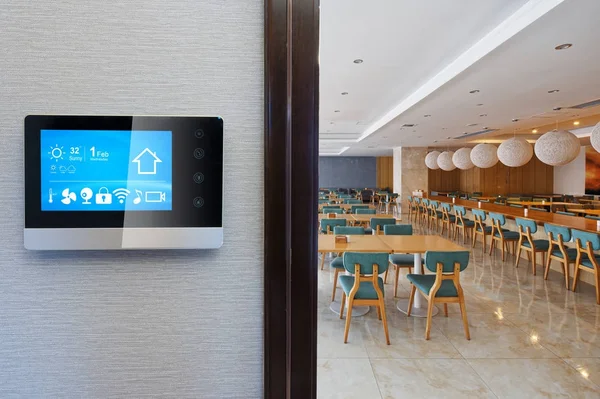 Умный экран на стене в современном кафе — стоковое фото