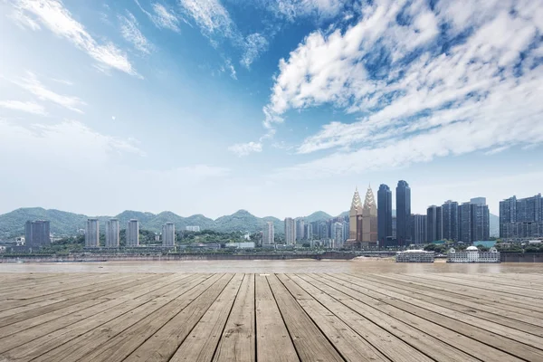 Panoráma města Čchung-čching a prázdný dřevěnou podlahu — Stock fotografie