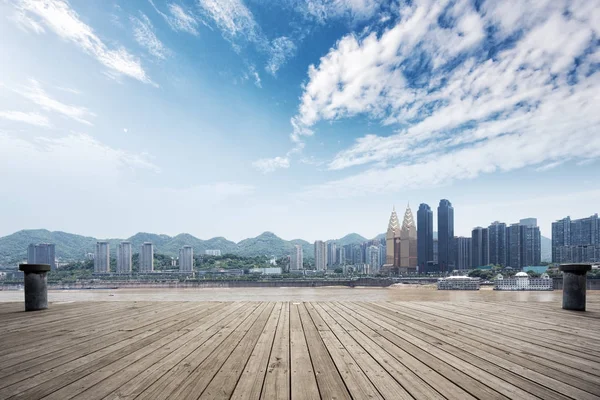 Lege houten vloer en stadsgezicht van Tsjoengking — Stockfoto