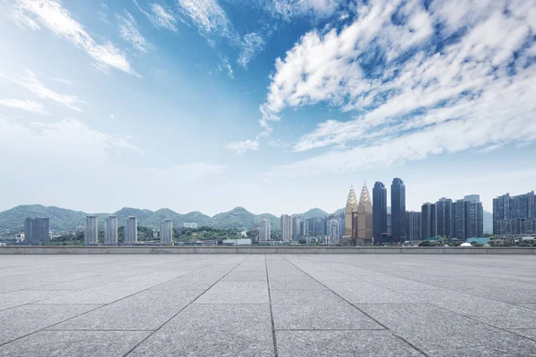 De marmeren vloer emtpy met stadsgezicht van Tsjoengking — Stockfoto