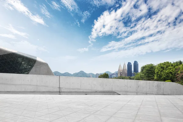 Piso de mármore emtpy com paisagem urbana de chongqing — Fotografia de Stock