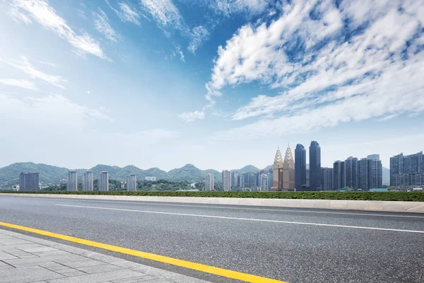 Estrada vazia e paisagem urbana de Chongqing — Fotografia de Stock