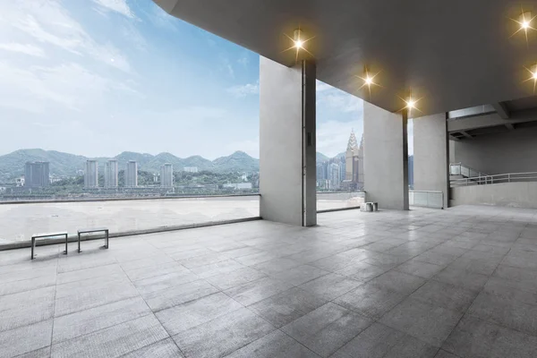 Piso de mármore emtpy com paisagem urbana de chongqing — Fotografia de Stock