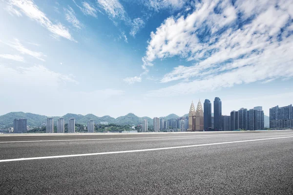 空の道と重慶市の都市景観 — ストック写真