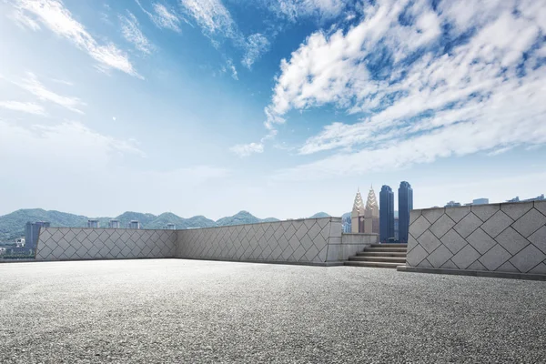 Empty road and cityscape of Chongqing — Stock Photo, Image