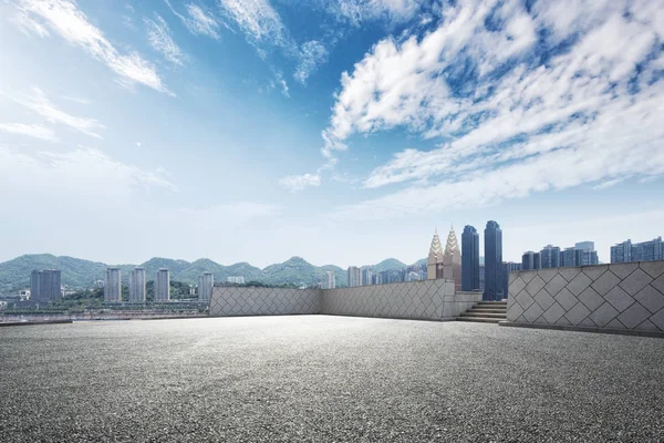 Boş yol ve Chongqing cityscape — Stok fotoğraf