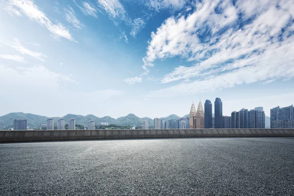 Lege weg en stadsgezicht van Tsjoengking — Stockfoto