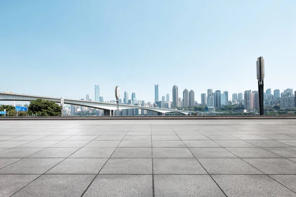 Lantai marmer emtpy dengan pemandangan kota chongqing — Stok Foto