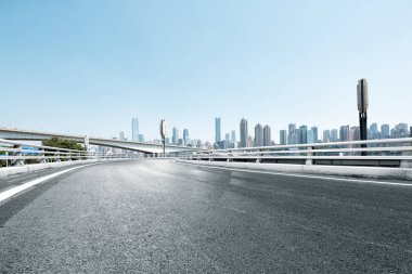 Boş yol ve Chongqing cityscape