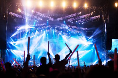 olay yaşayan insanlar kalabalık konser