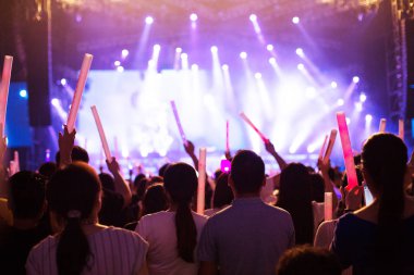 olay yaşayan insanlar kalabalık konser