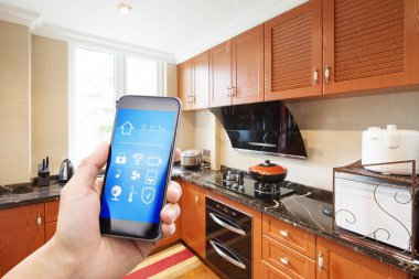 modern mutfak içinde smartphone