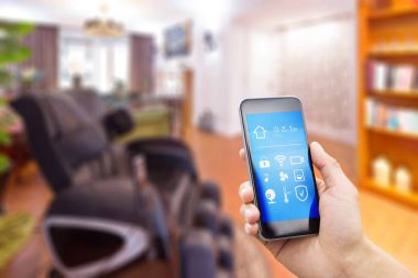 Modern oturma odasında cep telefonu