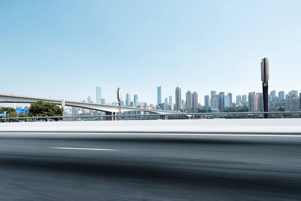 пустая дорога и городской пейзаж Чунцина
