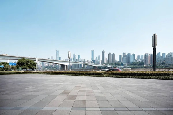 Piso de mármol emtpy con paisaje urbano de chongqing — Foto de Stock