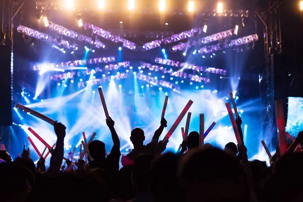 Gedrängte Menschen bei Live-Konzert — Stockfoto