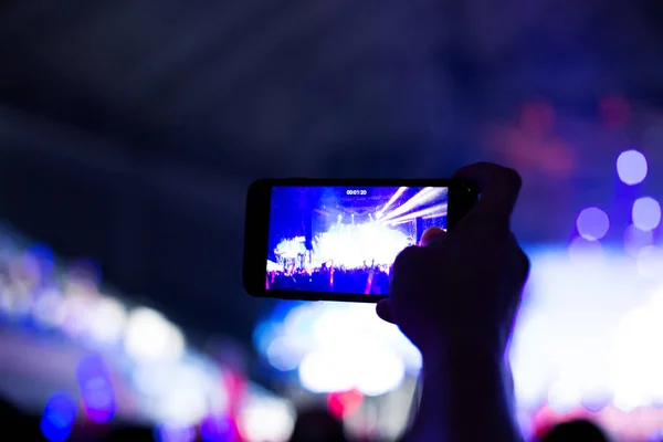 Gente abarrotada en evento de concierto vivo — Foto de Stock