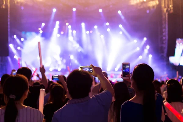 Gente abarrotada en evento de concierto vivo — Foto de Stock