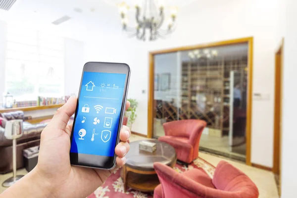 Мобильный телефон в современной гостиной — стоковое фото