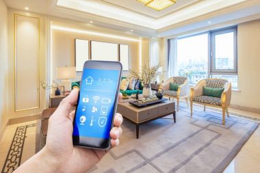 Modern oturma odasında cep telefonu