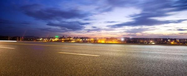 Empty road and cityscape of Hangzhou at twilight — Stock Photo, Image