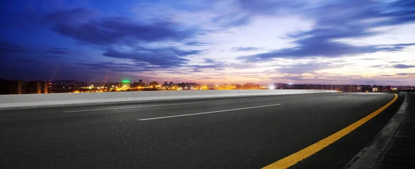 Route vide et paysage urbain de Hangzhou au crépuscule — Photo