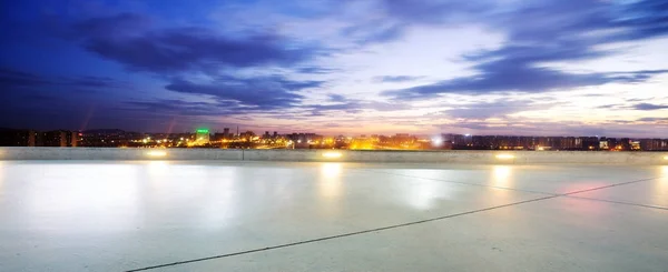 空の床と近代都市の街並み — ストック写真