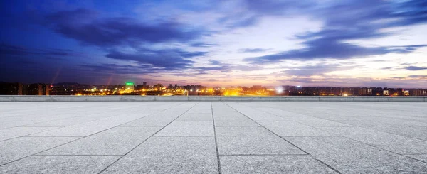 空の床と近代都市の街並み — ストック写真