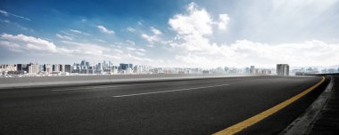 boş asfalt yol ile cityscape Hangzhou bulut gökyüzünde