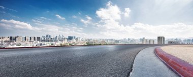 boş asfalt yol ile cityscape Hangzhou bulut gökyüzünde