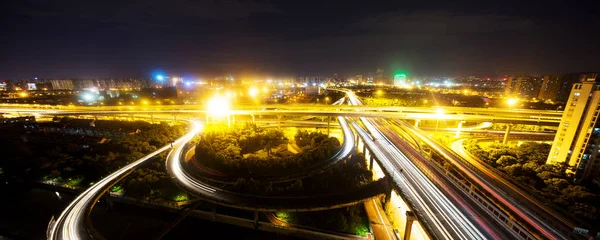 杭州夜间路口与现代建筑 — 图库照片