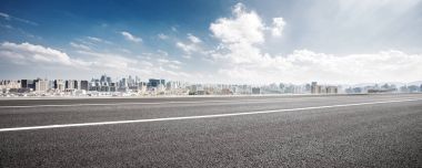 boş asfalt yol ile cityscape Hangzhou bulut gökyüzünde
