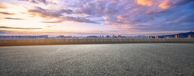 boş asfalt yol ile cityscape Hangzhou renkli bulut gökyüzünde