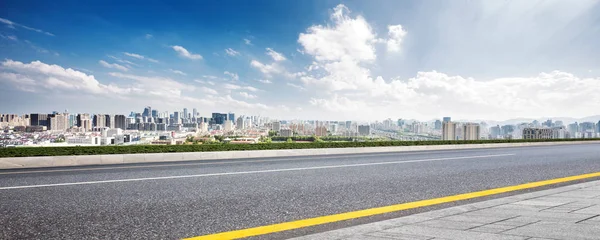 Strada Asfaltata Vuota Con Paesaggio Urbano Hangzhou Nel Cielo Nuvoloso — Foto Stock