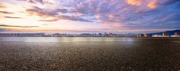 Lege Asfaltweg Met Stadsgezicht Van Hangzhou Kleurrijke Wolk Lucht — Stockfoto