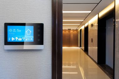 modern koridorda akıllı ekran