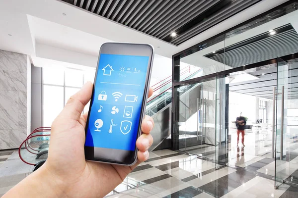 Smartphone in moderner, geräumiger Halle — Stockfoto