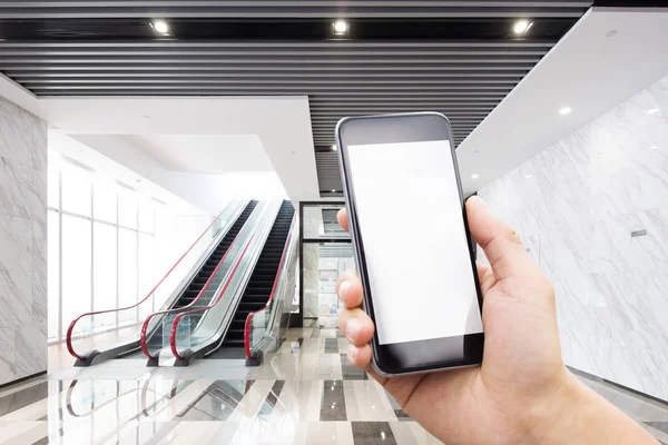 智能手机在宽敞的商务大厦中心设有空屏 — 图库照片